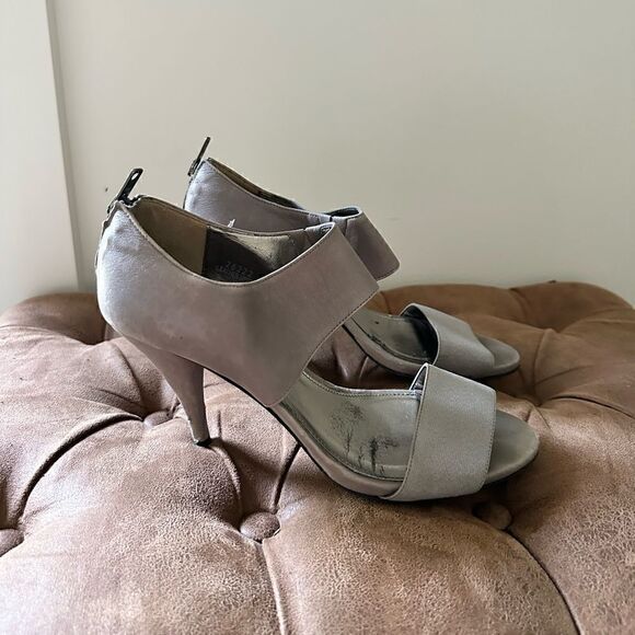 J. Crew Black Leather w/Gray Cross Band & Back Zip Heels - Picture 3 of 7